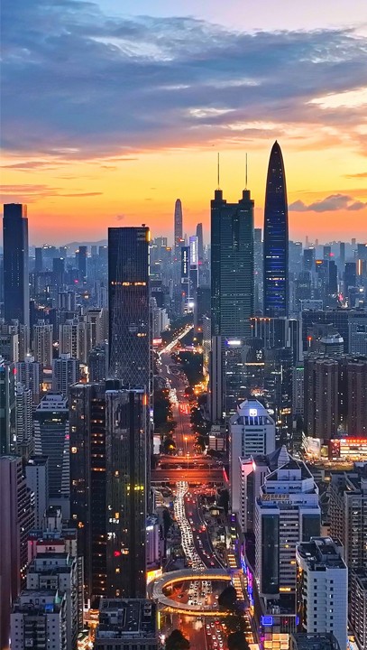 城市商务区建筑群，象征 AD-VC 覆盖的城市媒体网络